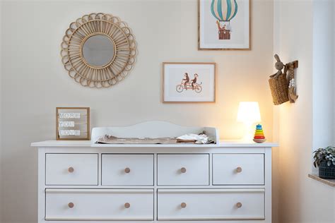 Skizze eines idealen Standorts für eine Wickelkommode in einer Raumecke mit guter Zugänglichkeit.