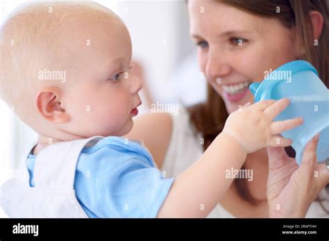 Illustration einer Mutter, die ein Baby mit einer Flasche füttert, mit einem Fokus auf die Bedeutung der richtigen Temperatur.