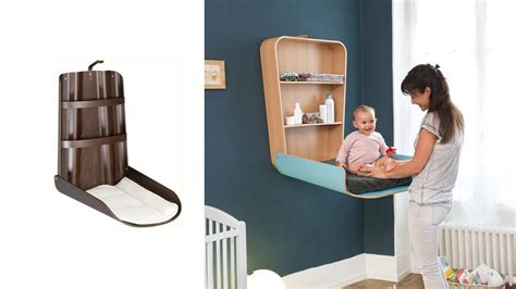 Elternteil wickelt Baby auf einem schmalen Wandwickeltisch im Badezimmer