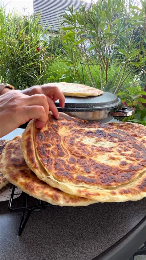 Illustration einer gut vorbereiteten Badeumgebung für ein Baby, mit allen Utensilien griffbereit.