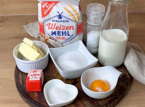 Schema zur Zubereitung von Hefeteig mit Schritten: Auflösen der Hefe, Mischen der Zutaten, Kneten und Gehenlassen.