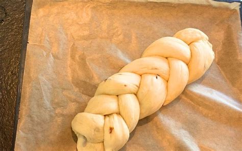 Ein fertig geflochtener Hefezopf ohne Zucker, der appetitlich aussieht.