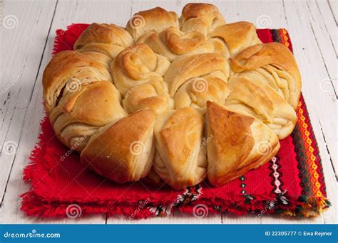 Künstlerisch geformtes bulgarisches Pitka-Brot, traditionell dekoriert