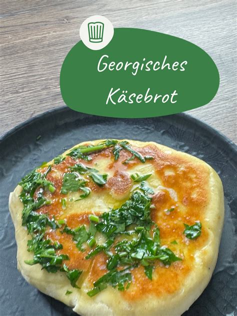 Schüssel mit Zutaten für bulgarisches Pitka-Brot: Mehl, Eier, Schafskäse, Joghurt