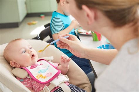 Collage aus stuhlauflockernden Lebensmitteln für Babys (Pflaumen, Birnen, Brokkoli).