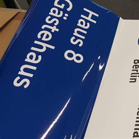 Detailaufnahme des Schildmaterials: Aluminium-Verbundplatte mit Digitaldruck und Schutzlaminat