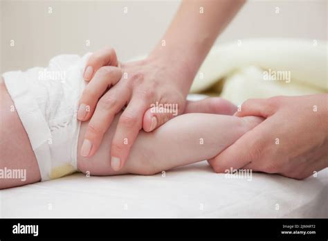 Foto einer Mutter, die ihrem Baby eine sanfte Massage gibt
