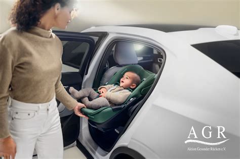 Illustration, die die SlideTech®-Funktion demonstriert, wie der Kindersitz zu den Eltern gleitet