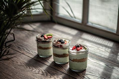 verschiedene Desserts in kleinen Gläsern, dekoriert mit Früchten und Minze