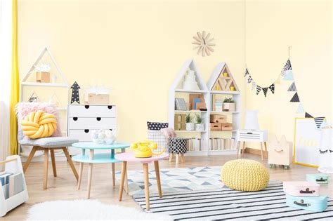 Collage aus verschiedenen Stillkissen-Designs und Verwendungszwecken im Kinderzimmer.