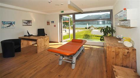 Ein modernes Rehabilitationszentrum mit Therapiebecken