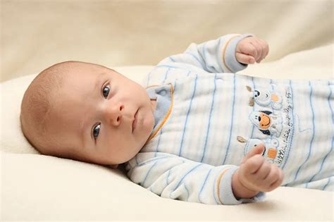 Illustration eines Babys, das entspannt auf einer Osteopathie-Liege liegt