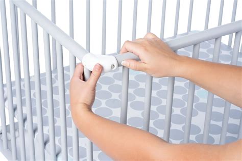 Schema, das verschiedene Aufstellorte für Laufgitter in einem Wohnraum zeigt, unter Berücksichtigung von Lichtverhältnissen und Zugluft.