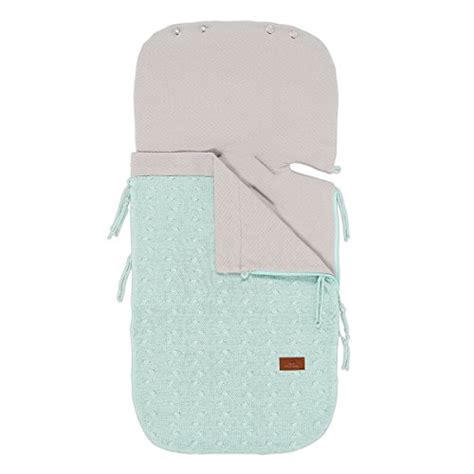 Ein Baby's Only Fußsack in blau-grauer Farbgebung, der im Buggy platziert ist.