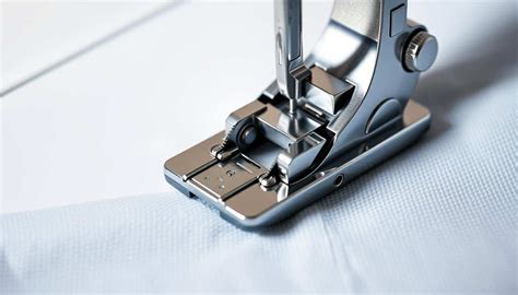 Nahaufnahme einer Nähmaschine, die Stoff quilten. Der Fokus liegt auf dem Nähfuß, der über die Stofflagen gleitet, und dem Garn, das durch die Lagen gezogen wird.