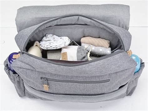 Nahaufnahme der Moon Wickeltasche V-Shape, die das Material und die Reißverschluss-Details zeigt