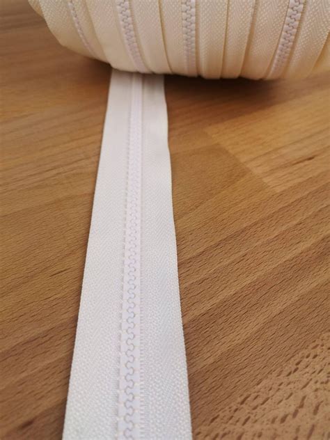 Detailaufnahme des Sicherheitsreißverschlusses ohne Zipper