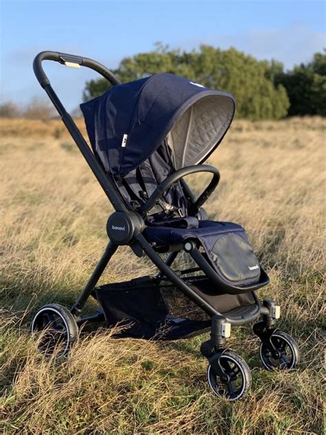 Illustration, die die Kompaktheit eines zusammengeklappten Buggys zeigt