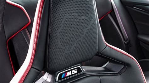 Detailaufnahme eines Sportsitzes mit verstellbarer Rückenlehne und einem Kind darin