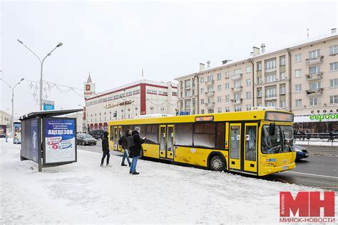 Фотография сотрудников, пользующихся общественным транспортом