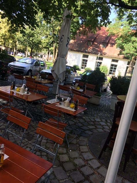 Gemütlicher Biergarten des Landgasthofs „Baumhof Tenne“ mit Gästen
