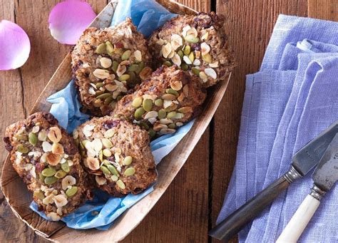 Foto: Herzhafte Weizenkleie-Brötchen mit verschiedenen Kernen bestreut