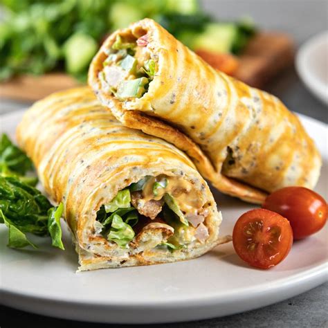 Foto: Low-Carb-Wraps gefüllt mit frischem Gemüse und Hähnchenbruststreifen