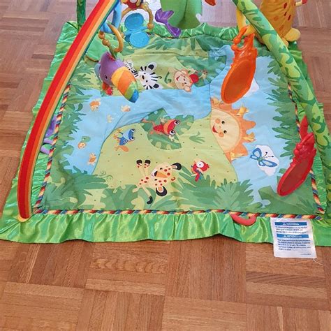 Eine bunte und weiche Krabbeldecke von Jako-o, die zum Spielen und Entdecken einlädt.