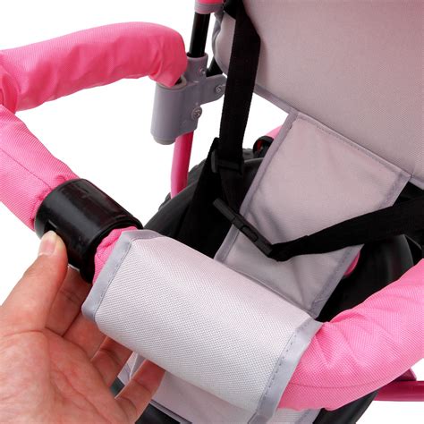 Detailaufnahme einer höhenverstellbaren Schiebestange und einer drehbaren Sitzeinheit eines Kinderwagens.