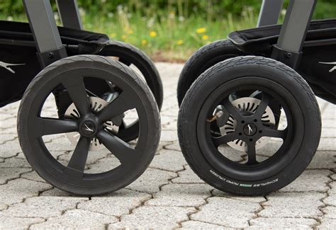 Nahaufnahme von Luftreifen und Luftkammerreifen eines Kinderwagens im Vergleich.