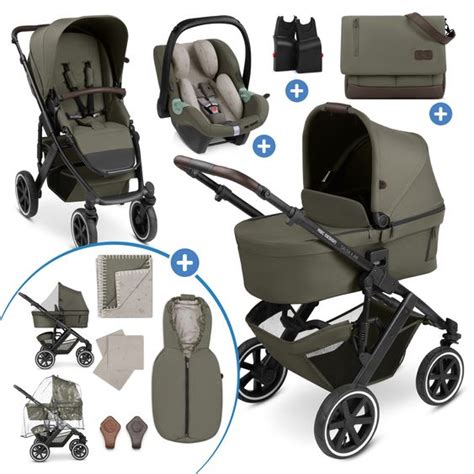 Collage aus verschiedenen Kinderwagen-Accessoires: Wickeltasche, Regenverdeck, Moskitonetz, Fußsack.