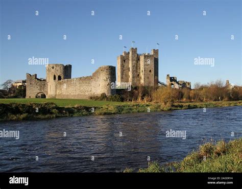 Luftaufnahme von Trim Castle mit dem Fluss Boyne