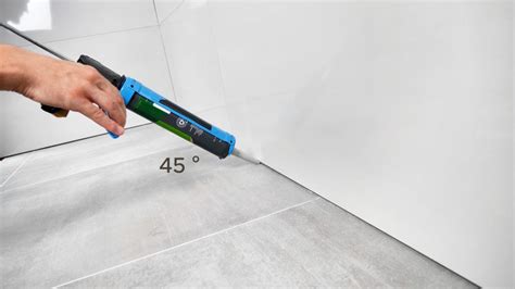 Gleichmäßiges Auftragen von Silikonmasse entlang der Fuge