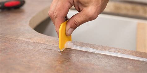 Glätten einer frisch aufgetragenen Silikonfuge mit einem Fugenglätter