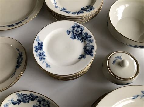 Detailaufnahme eines Hutschenreuther-Porzellantellers mit kobaltblauem Dekor und Goldrand