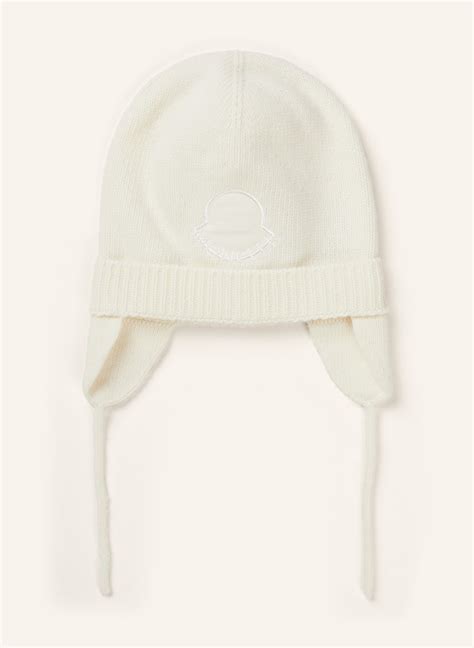 Nahaufnahme einer Moncler Baby-Mütze mit detailliertem Logo-Aufnäher und feinem Rippstrick
