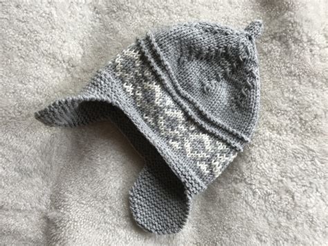 Collage verschiedener Moncler Baby Mützen: eine für Jungen mit Ohrenklappen, eine für Mädchen mit Pompon