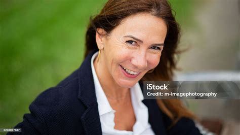 Porträt von Silke Buchholz, die Freude und Energie ausstrahlt