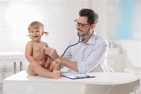 Kinderarzt untersucht ein Baby