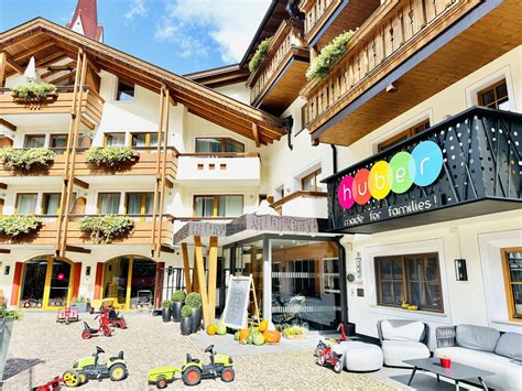 Panoramafoto des Familotels Huber in Vals, Südtirol, mit Fokus auf familienfreundliche Außenbereiche