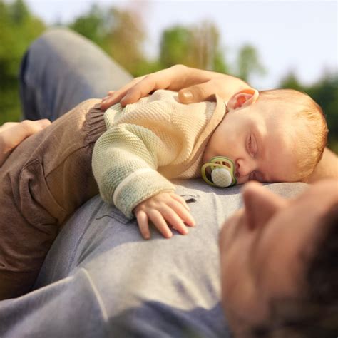 Nahaufnahme des Gesichts von Laura Schnuller Baby Schlaf mit realistischen Atembewegungen