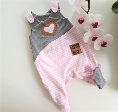 Bunt gemusterte Baby-Strampler für Mädchen