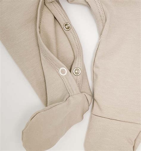 Nahaufnahme eines Stramplers mit Druckknöpfen im Schrittbereich