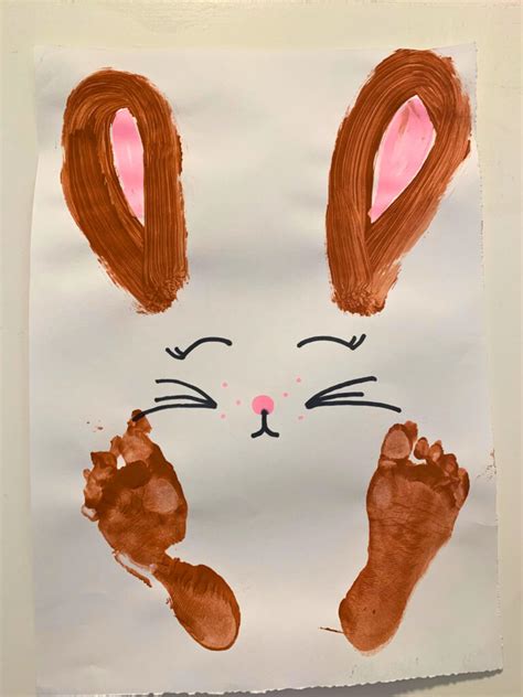 Infografik mit Beispielen für kreative Gestaltung von Baby-Hand- und Fußabdrücken mit Fingerfarben.