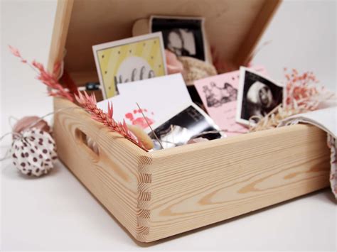 Beispiel für eine schön gestaltete Erinnerungsbox mit Baby-Abdrücken und Fotos.