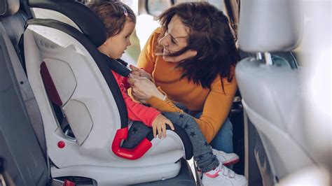 Darstellung der korrekten Befestigung eines vorwärts gerichteten ISOFIX-Kindersitzes auf der Rückbank