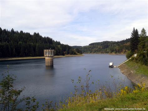 Luftaufnahme der Ködeltalsperre mit dem umliegenden Wanderwegenetz