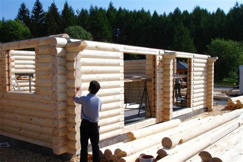 Schnittmodell eines LEONWOOD® Blockhauses, das die Konstruktion und Materialien zeigt