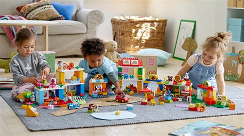 Collage aus Fotos von Kindern, die mit verschiedenen LEGO DUPLO Sets spielen und dabei konzentriert und glücklich aussehen.