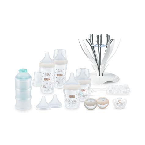 Abbildung einer Auswahl von NUK Trinklernflaschen und Zubehör in verschiedenen Designs und Farben